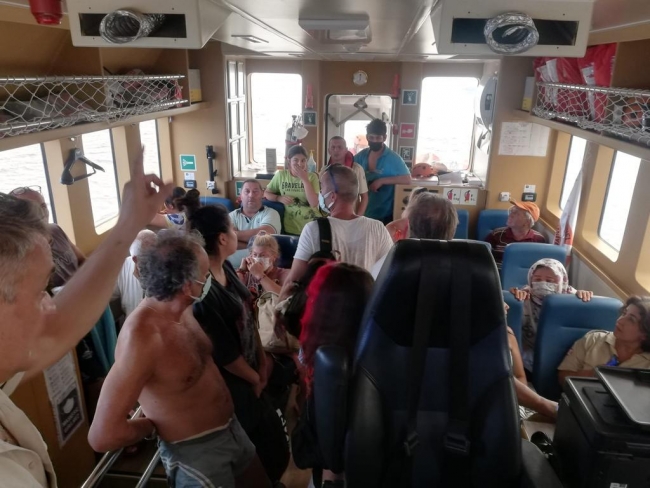 Kıyı Emniyeti ekipleri yangın söndürme çalışmalarına destek veriyor