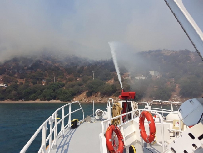 Kıyı Emniyeti ekipleri yangın söndürme çalışmalarına destek veriyor