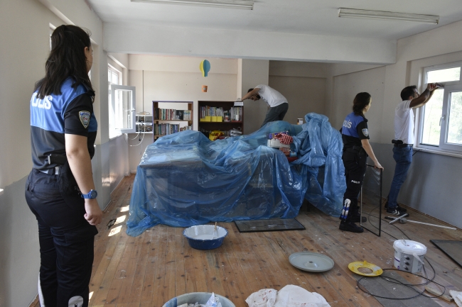 Gümüşhane'de köy okulunun tadilatını polisler yaptı