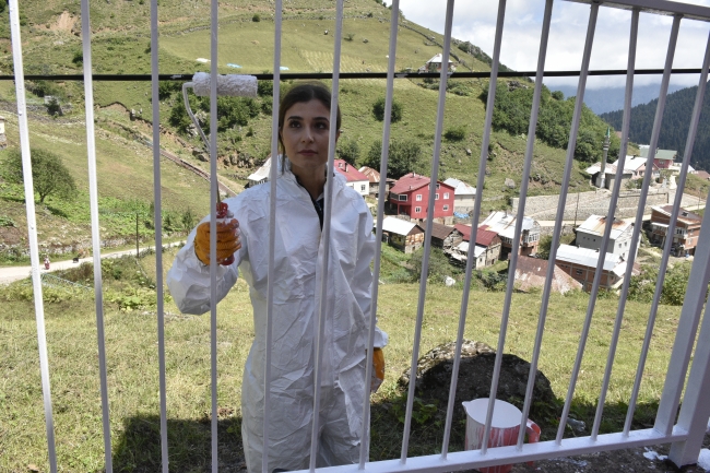 Gümüşhane'de köy okulunun tadilatını polisler yaptı