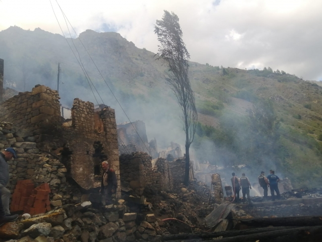 Artvin'deki yangında 33 ev kullanılamaz hale geldi