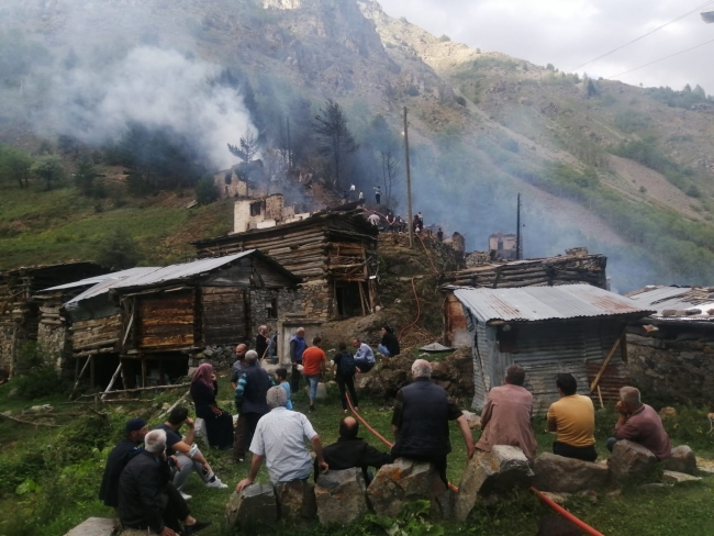Artvin'deki yangında 33 ev kullanılamaz hale geldi
