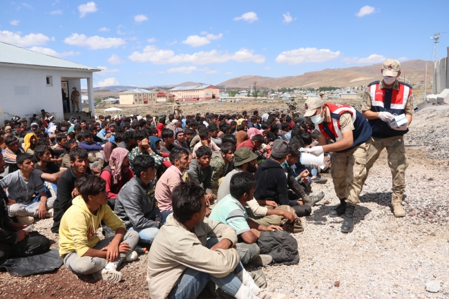 Tırın dorsesinde 300 düzensiz göçmen çıktı