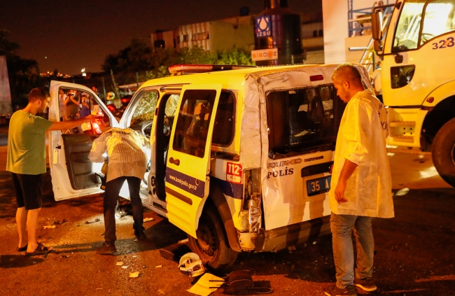 Polis aracıyla otomobil çarpıştı