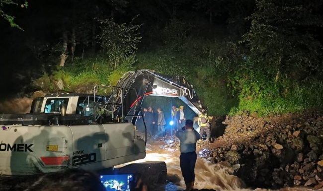Rize'de sağanak: Çay bahçesinde mahsur kalan 8 kişi kurtarıldı