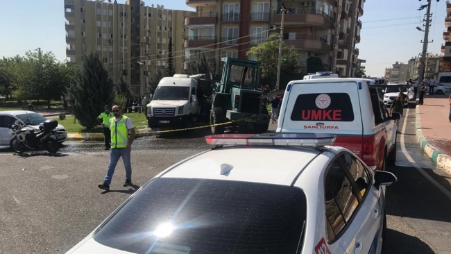 Öğrenci servisi iş makinesiyle çarpıştı: 13 yaralı