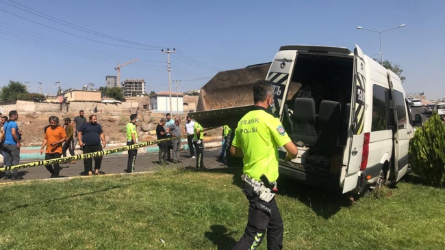 Öğrenci servisi iş makinesiyle çarpıştı: 13 yaralı