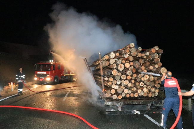 Tomruk yüklü seyir halindeki tır yandı