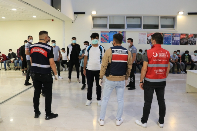 140 düzensiz göçmen sınır dışı edilmek üzere İstanbul'a gönderildi