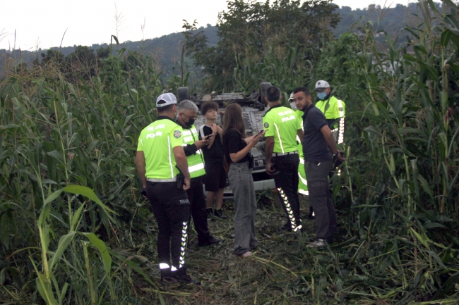 Tekerleği patlayan polis aracı devrildi: 2 yaralı