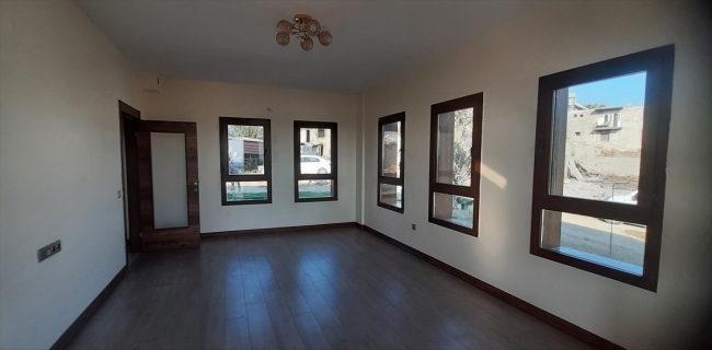 Yangında evi yanan yaşlı çift yeni evlerine kavuştu