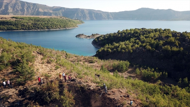Nemrut Krater Gölü çevresinde çıkan yangın kontrol altında