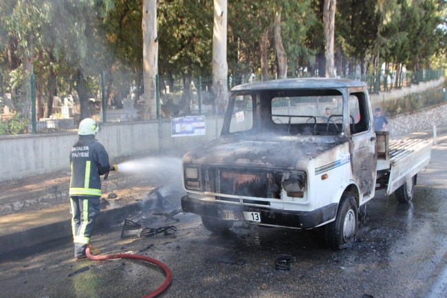 Seyir halindeki kamyonette yangın çıktı