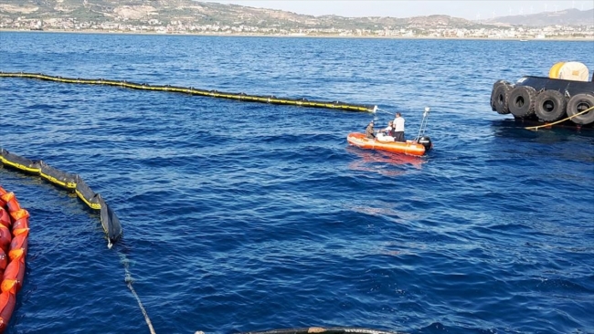 Seyit Onbaşı ve Nene Hatun gemisinin petrol sızıntısı mesaisi sürüyor