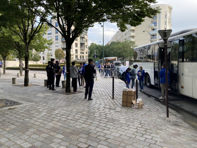 Paris Valiliği önünde çadır kuran evsizler tahliye edildi