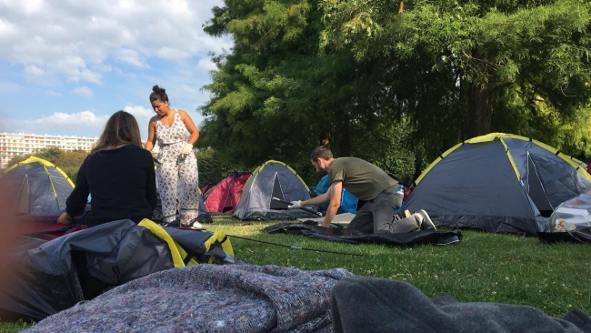 Paris Valiliği önünde çadır kuran evsizler tahliye edildi