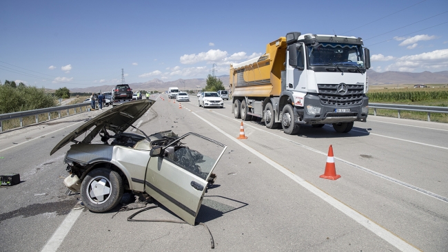 İkiye bölünen otomobildeki 4 kişi yaralı kurtuldu