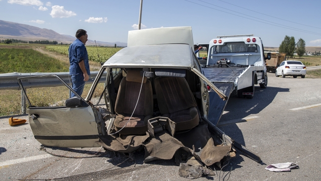 İkiye bölünen otomobildeki 4 kişi yaralı kurtuldu