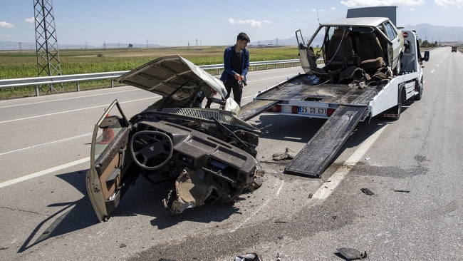 İkiye bölünen otomobildeki 4 kişi yaralı kurtuldu