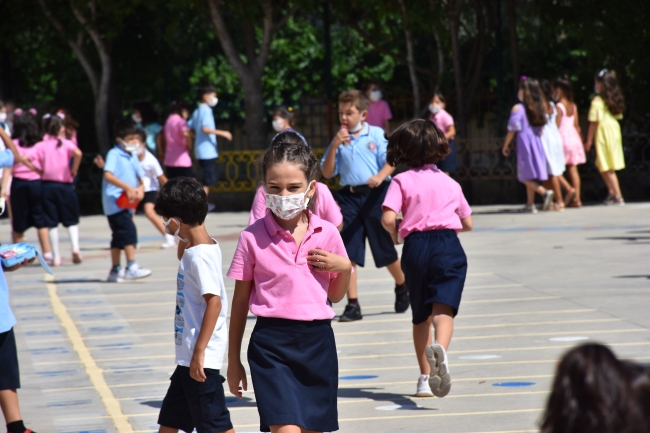 Yangının izlerinin silinmeye çalışıldığı Marmaris'te ders zili çaldı