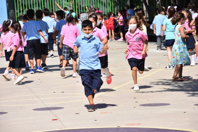 Yangının izlerinin silinmeye çalışıldığı Marmaris'te ders zili çaldı