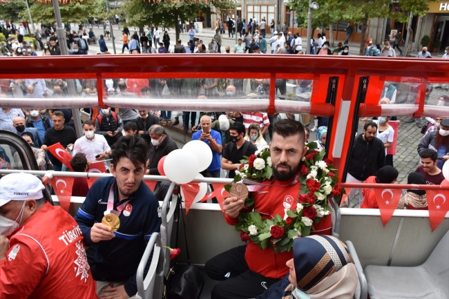 Öztürk kardeşlere coşkulu karşılama