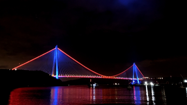 İstanbul'da köprüler DMD hastalığı için aydınlatıldı