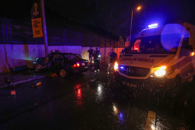 Bağcılar'da otomobil direğe çarptı: 3 yaralı