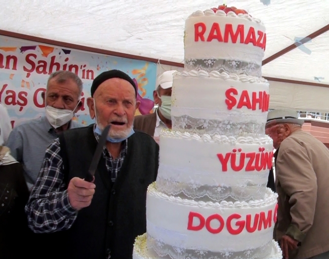 100 yaşında koronavirüsü yendi, 2 aşısıyla örnek oldu