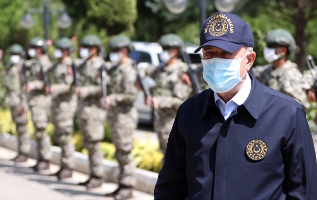 Bakan Akar ve komutanlar Suriye sınırında