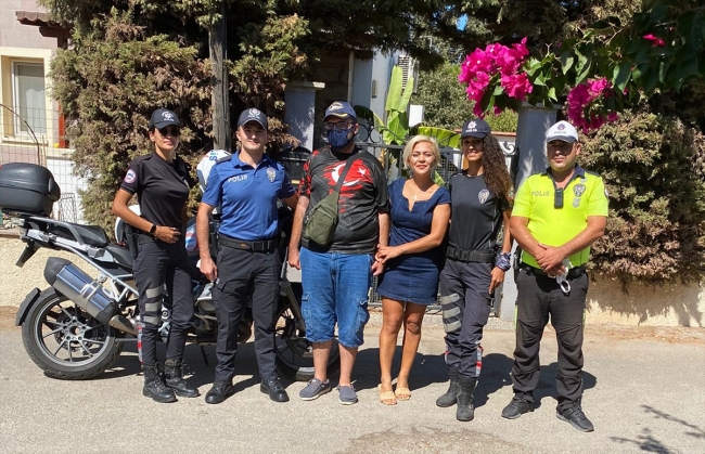 Polislerden zihinsel engelli gence doğum günü sürprizi