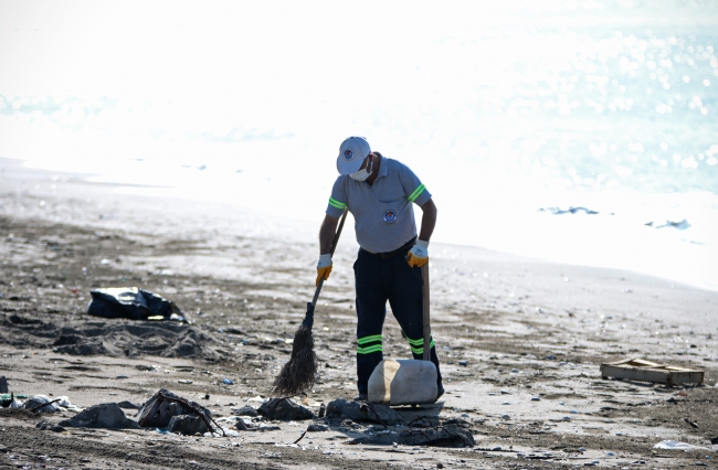 Mersin sahillerinde petrol sızıntısı temizliği sürüyor