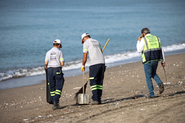 Mersin sahillerinde petrol sızıntısı temizliği sürüyor