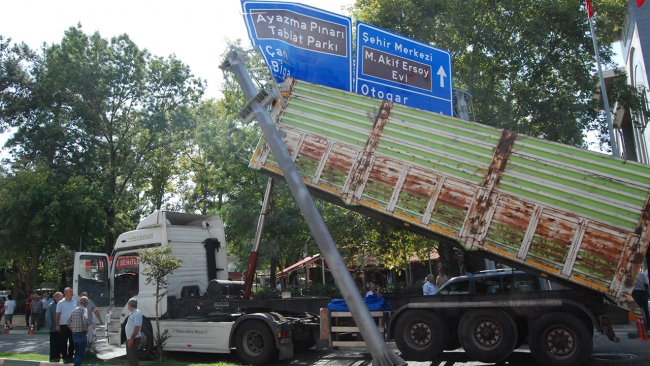 Damperi açık kalan kamyon yol tabelasına takıldı