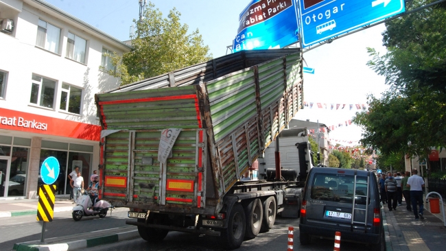 Damperi açık kalan kamyon yol tabelasına takıldı