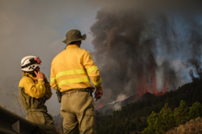 Kanarya Adaları'ndaki yanardağ faaliyete geçti: 5 bin kişi tahliye ediliyor