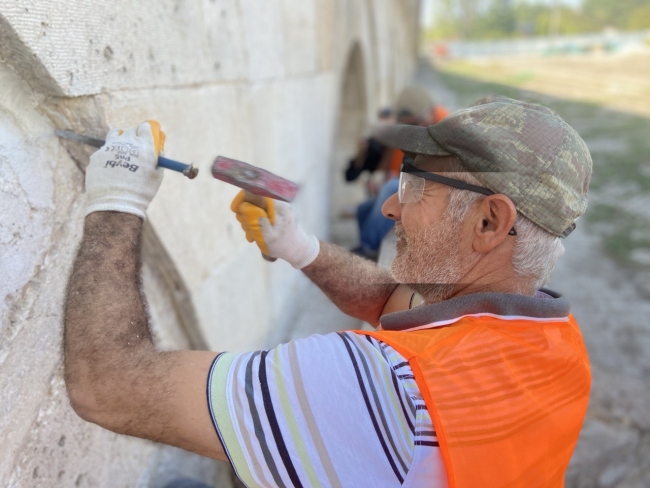 Tarihi Uzunköprü restorasyon nedeniyle trafiğe kapatıldı
