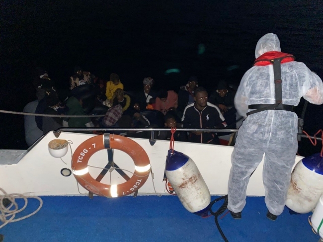 Yunanistan'ın ölüme terk ettiği 161 düzensiz göçmen kurtarıldı