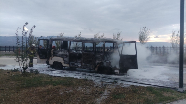 Hastane bahçesinde minibüs yangını