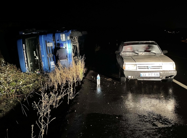 Kar ve tipi nedeniyle tırlar yolda kaldı