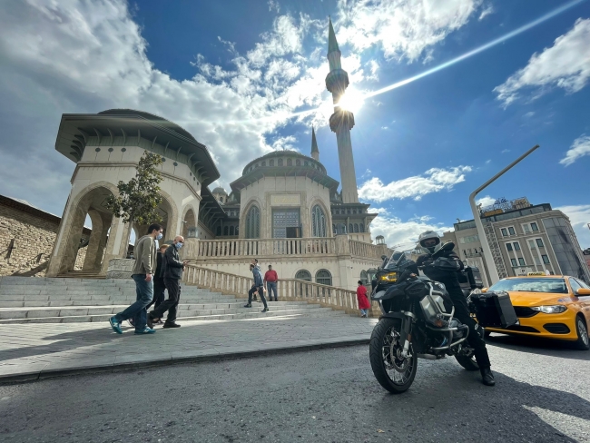Taksim Camii'nin motosikletli imamı