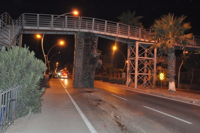 Damperi açık kamyon köprüye çarptı