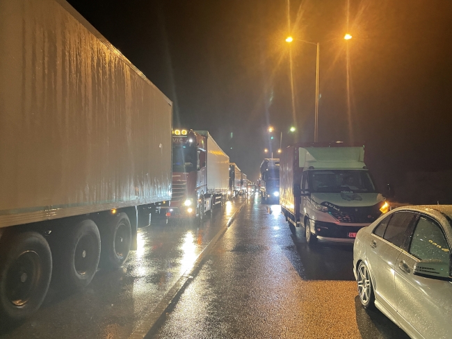 Sınır kapısı yolundaki tır yangını trafiği aksattı