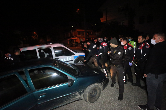 Polisin "dur" ihtarına uymayan 4 şüpheli kovalamaca sonucu yakalandı