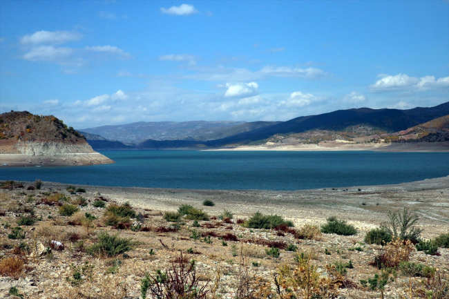 Göl çekildi, su altında kalan köyün kalıntıları ortaya çıktı
