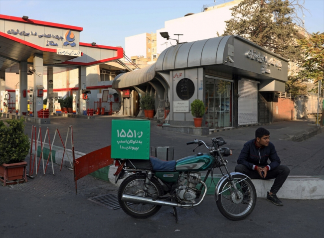 İran'da benzinliklerde uzun kuyruklar oluştu