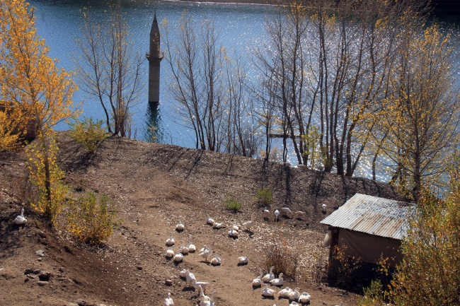 Baraj suyu çekildi, cami minaresi ortaya çıktı