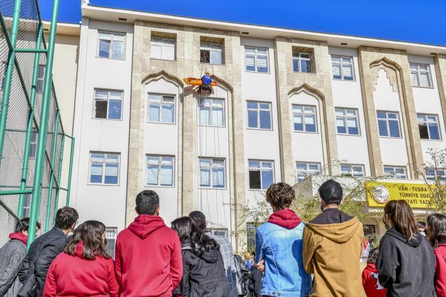 Van'daki 1553 okulda deprem tatbikatı yapıldı