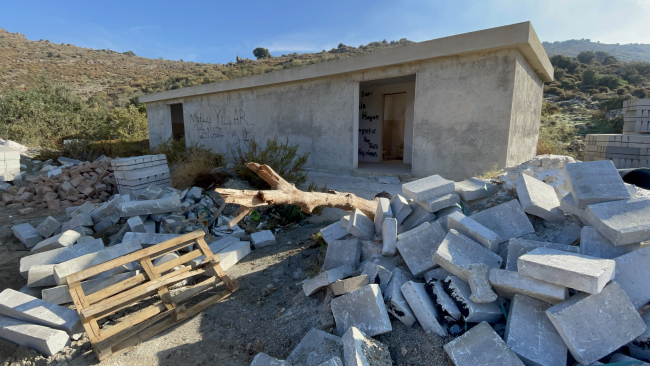 Afet toplanma alanında tepki çeken moloz yığını