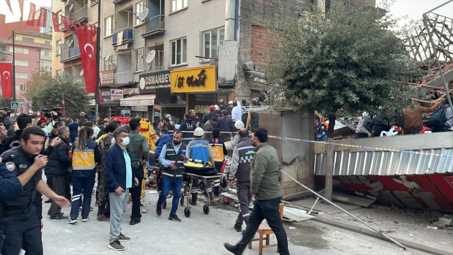 Malatya'da bina çöktü: 13 kişi yaralı çıkarıldı